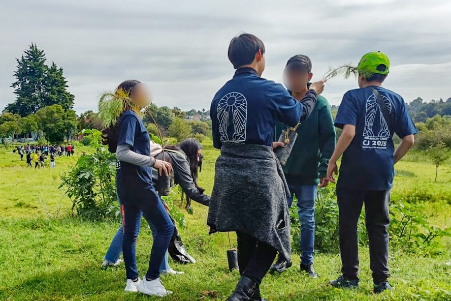 Ciudadanos y Ayuntamiento de Tlaxcala reforestan perímetro de la Laguna de Acuitlapilco